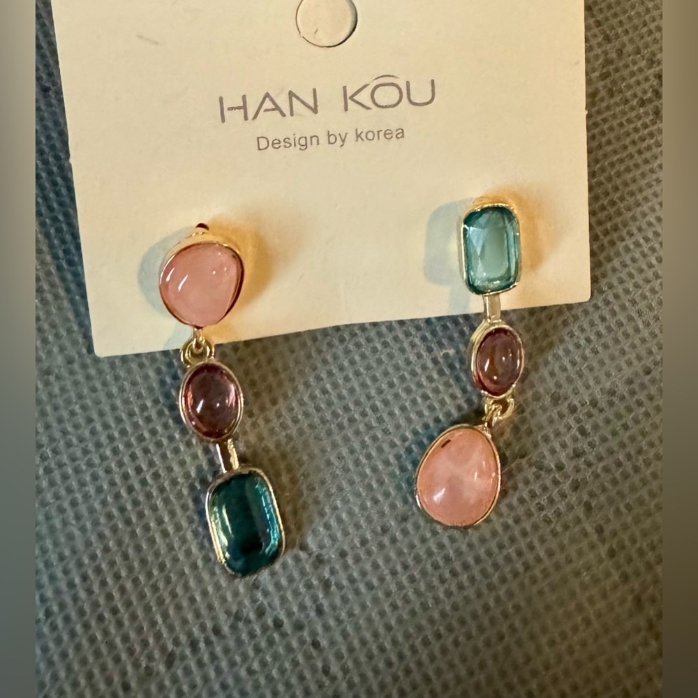 Cute dangle earrings.